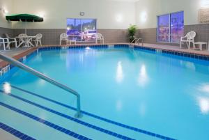 帕克斯堡矿泉井城智选假日酒店的蓝色的游泳池,位于酒店客房内