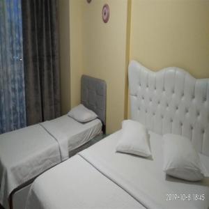 贝利克杜祖图亚普彩虹套房公寓式酒店的一间卧室设有两张床和窗户。