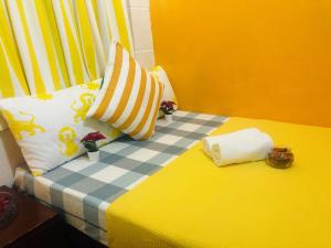 香港Delta Lounge的一间卧室配有一张黄色和蓝色的床
