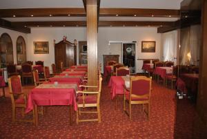 库克斯港燕鸥酒店的用餐室配有桌椅和粉红色的桌布