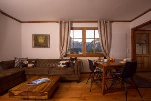 上特劳恩Chalet Obertraun的客厅配有沙发和桌子