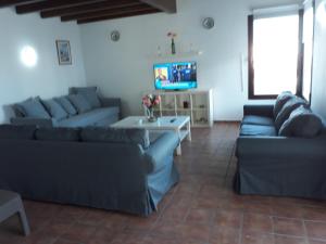 卡拉莫若尔Villa Elegante的客厅配有两张沙发和一台电视机