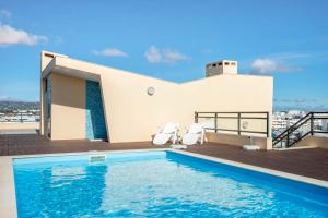 奥良OCEANVIEW Luxury Stunning Views and Pool的屋顶上的游泳池
