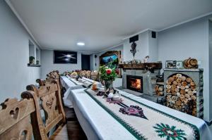 维托韦Willa Topór的长长的用餐室设有一张长桌和一个壁炉