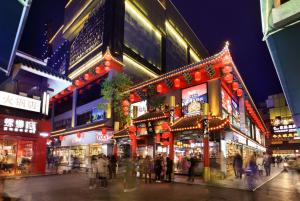 桂林桂林中心智选假日酒店 (赠送欢迎软饮)的一群人晚上在街上行走
