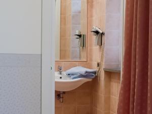 钱皮诺路易二世酒店 的一间带水槽和镜子的浴室