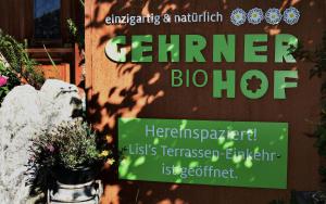 沃瑟姆阿尔伯格Biobauernhof Gehrnerhof am Arlberg的花瓶里花店的花标
