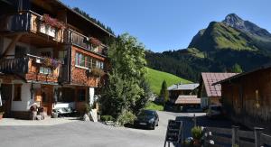 沃瑟姆阿尔伯格Biobauernhof Gehrnerhof am Arlberg的一座位于山底村庄的建筑