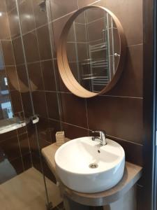 多布里尼什特Relax Dobrinishte的一间带水槽和镜子的浴室