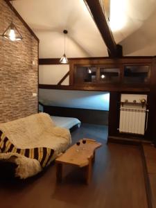 多布里尼什特Relax Dobrinishte的一间设有床铺和桌子的房间