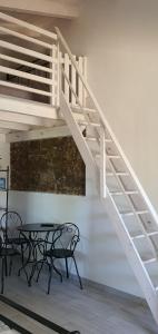 卡斯特尔萨多JANAS Country House的白色的楼梯,房间配有桌椅