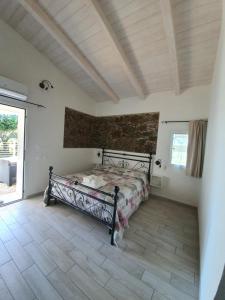 卡斯特尔萨多JANAS Country House的一间卧室设有一张床和砖墙