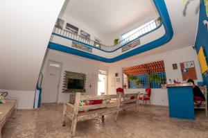 萨尔瓦多巴拉青年旅舍的一间拥有蓝色和白色天花板的客厅