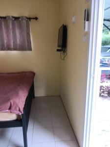 桑卡武里Sripech Home的小房间设有床铺和电视