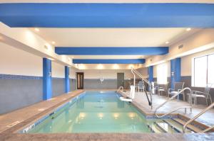 俄克拉何马城俄克拉何马城中部机场区智选假日套房酒店的酒店拥有蓝色天花板的游泳池