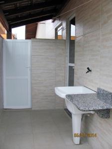 伊塔佩马Duplex com vista do mar!的浴室配有盥洗盆和浴缸。