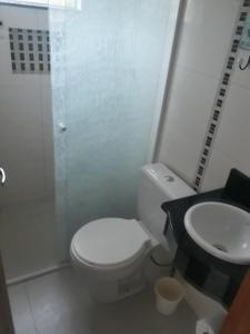 伊塔佩马Duplex com vista do mar!的浴室配有白色卫生间和盥洗盆。