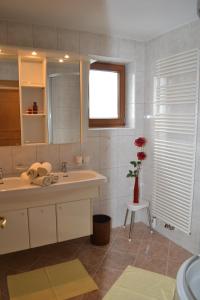 图克斯安德烈亚斯霍费度假公寓的浴室设有水槽和花瓶