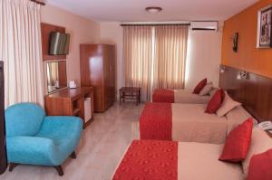 塔里哈塔里哈米特如酒店的酒店客房,设有两张床和一张蓝色椅子