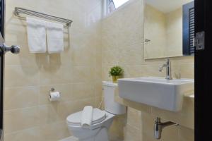 拉差汶里班拉姆恩酒店的浴室配有白色卫生间和盥洗盆。
