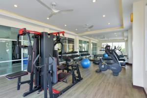 拉差汶里班拉姆恩酒店的健身房设有数台跑步机和健身自行车