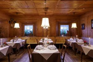 圣克里斯蒂娜乌丽德迷人酒店的用餐室配有桌椅和灯