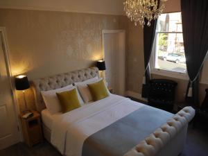 兰迪德诺Haversham House - Adults Only的卧室配有一张带黄色枕头的大型白色床。