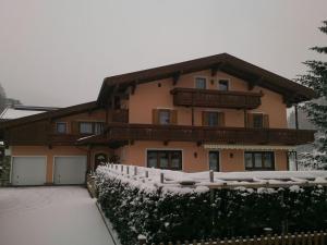 图克斯安德烈亚斯霍费度假公寓的前面有雪覆盖栅栏的房子