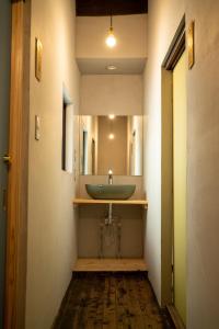 甲府Ebisuya / Vacation STAY 5850的一间带水槽和镜子的浴室