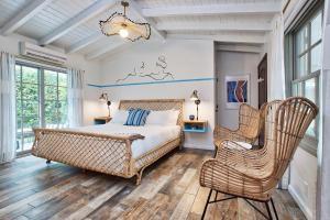 棕榈泉Dive Palm Springs的一间卧室配有一张床和两把椅子