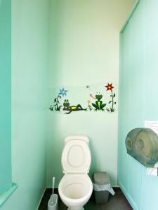格雷默斯诺亚方舟背包客的浴室设有蓝色墙壁内的卫生间
