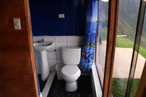 SalcantayLlactapata Lodge overlooking Machu Picchu - camping - restaurant的一间带卫生间和水槽的浴室
