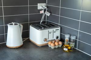 VentnorOMARU FARM STAY的厨房里配有烤面包机和鸡蛋的柜台