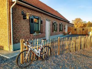 迪尔森-斯托科姆‘t Vaerthuys的停在砖砌建筑前面的自行车