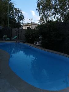 庞普勒穆斯JKB Villa的院子里的大型蓝色游泳池