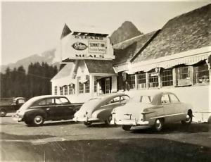 Snoqualmie Pass萨米特酒店的两辆旧车停在汽车旅馆前