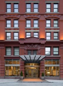 克利夫兰斯科菲尔德金普顿酒店的一座大型红砖建筑,设有玻璃门
