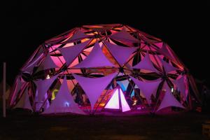 吉婆岛Woodstock Jungle Camp的大帐篷配有紫色灯