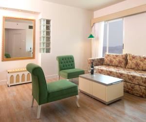 埃拉特Herods Palace Hotels & Spa Eilat a Premium collection by Fattal Hotels的客厅配有沙发和椅子