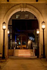 华盛顿摩纳哥华盛顿特区金普顿酒店的建筑的入口,带灯的开放式门