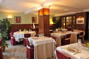 卡佩利亚德斯Hotel Tall de Conill的用餐室配有带白色桌布的桌子