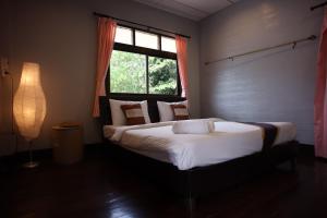 高兰Marina hut guest house的一间卧室设有一张大床和窗户
