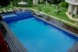 尼甘布Tuk Tuk Hostel Negombo的享有大型蓝色游泳池的顶部景致