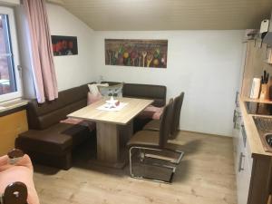 毛拉赫Appartement Straninger am Achensee的客厅配有桌子和沙发