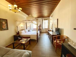 干尼亚Boutique Hotel Del Doge的酒店客房设有床和客厅。