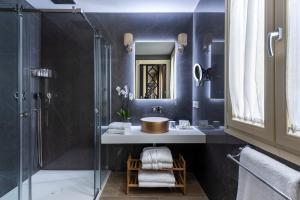 Casa de Triana Luxury Suites by Casa del Poeta的一间浴室