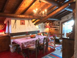 Appartement Hameau des Pistes - Ski-in and Ski-out餐厅或其他用餐的地方