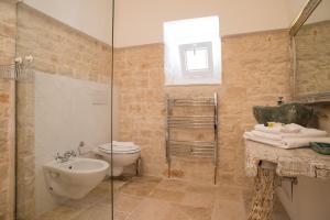 阿尔贝罗贝洛图利德亚酒店的浴室配有卫生间、盥洗盆和淋浴。