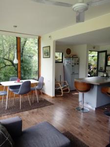 奇廉Cabañas Nordic lodge的厨房以及带桌椅的起居室。