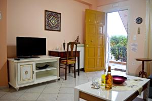 瓦西Korona Apartments的客厅,客厅的橱柜和门上配有电视